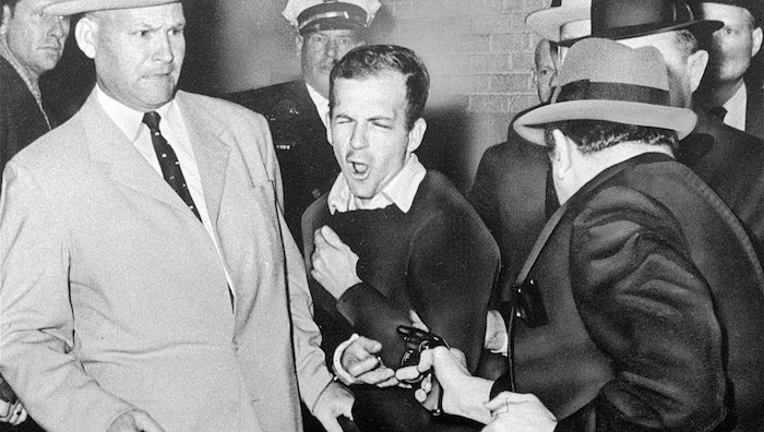 Die Ermordung von Lee Harvey Oswald (Mitte) durch Jack Ruby (rechts)