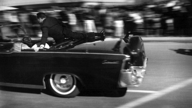 Die Limousine mit dem angeschossenen John F. Kennedy rast in ein Krankenhaus. (Bild: Associated Press)