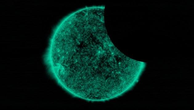 Die partielle Sonnenfinster durch den Mond am 19. Oktober 2017 (Bild: NASA)