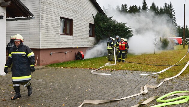 Feuerwehrleute löschten den Brand im Keller (Bild: http://mariokienberger.at)