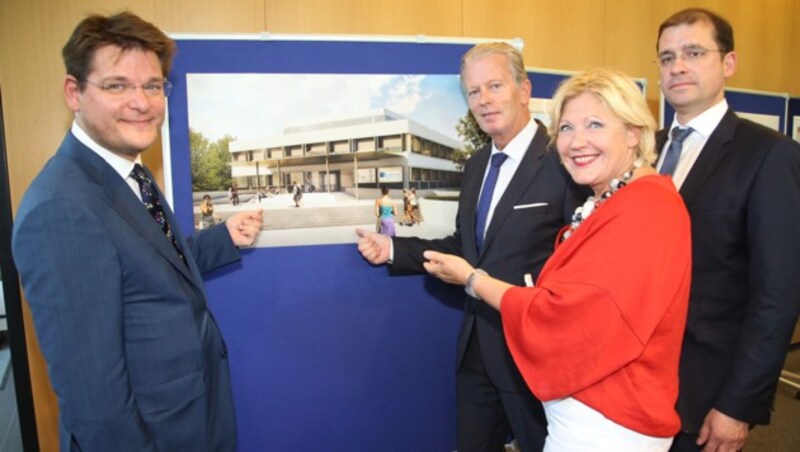 Rektor Oliver Vitouch (li.) mit Bgm. Maria-Luise Mathiaschitz bei der Präsentation der Uni-Baupläne. (Bild: Uta Rojsek-Wiedergut)