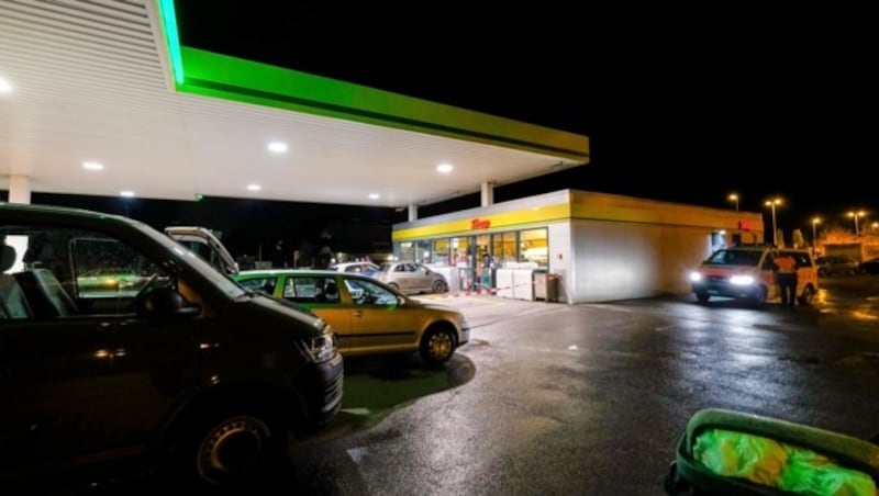 An dieser Tankstelle wurde der 17-Jährige schließlich von der Polizei angeschossen und festgenommen. (Bild: AP)