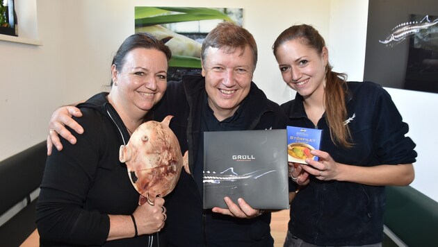 Uschi, Walter und Alexandra Grüll mit neuem Kochbuch und ihrem Stör-Filet. (Bild: Wolfgang Weber)