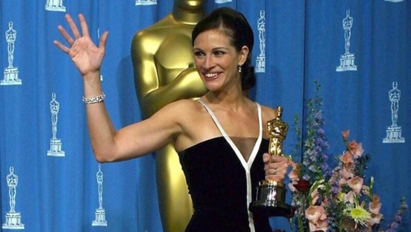 Julia Roberts mit ihrem Oscar für "Erin Brockovich" (Bild: AFP)
