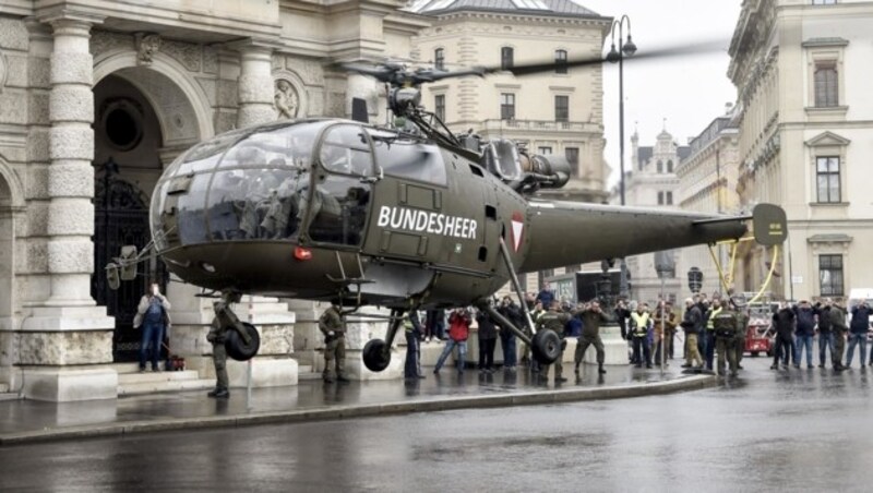 Landung eines "Alouette III"-Hubschraubers vor dem Burgtheater in Wien (Bild: APA/BUNDESHEER/MINICH)