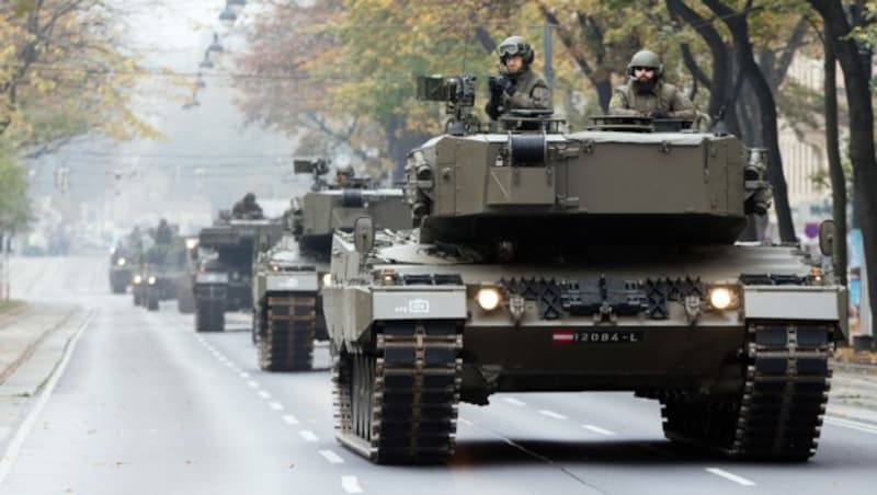 Panzer auf der Wiener Ringstraße zum Nationalfeiertag 2017 (Bild: APA/GEORG HOCHMUTH)