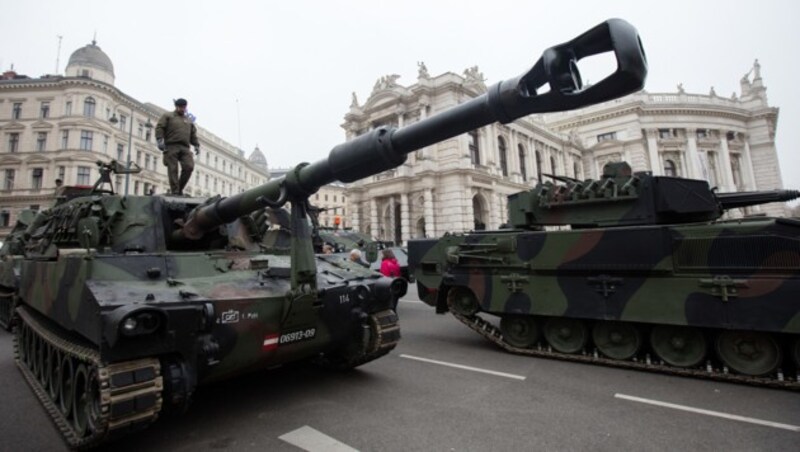 Panzer vor dem Burgtheater (Bild: APA/GEORG HOCHMUTH)