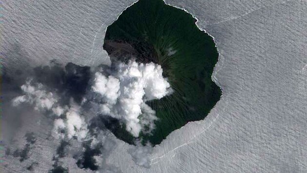 Satellitenaufnahme eines Ausbruchs des Tinakula im Jahr 2012 (Bild: NASA Earth Observatory)