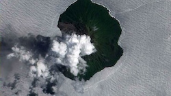 Satellitenaufnahme eines Ausbruchs des Tinakula im Jahr 2012 (Bild: NASA Earth Observatory)