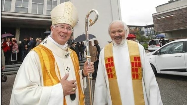 Ein großer Tag: Erzbischof Franz Lackner mit dem fröhlichen Pfarrer Peter Zeiner vor der Kirche. (Bild: Markus Tschepp)