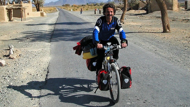 Geri Winkler beim Radtrekking in der Wüste von Belutschistan (Bild: APA/Geri Winkler/Reisekameraden)