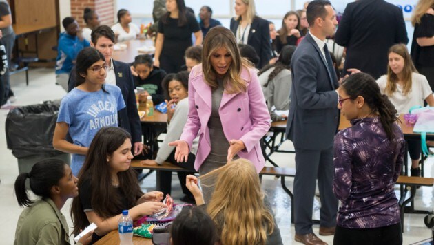 Melania Trump in der Orchard Lake Middle School (Bild: AP)