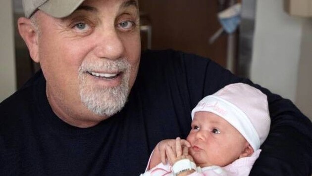 Billy Joel mit seinem Baby (Bild: www.instagram.com/billyjoel)