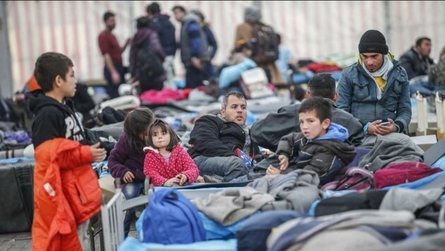 Hunderte Flüchtlinge mussten 2015 von Notunterkünften in Quartiere verteilt werden. (Bild: Markus Tschepp)