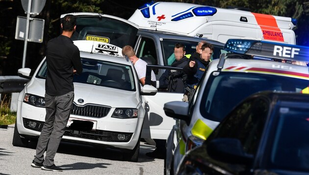 Gegen 11 Uhr klickten bei zwei Verdächtigen in Ötztal-Bahnhof die Handschellen. (Bild: Liebl Daniel/zeitungsfoto.at)