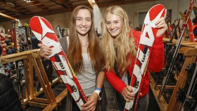 Pauline & Tanja beim Wühlen im Mega-Sortiment zu Schnäppchenpreisen: Das Angebot bei Skiern ist groß (Bild: Markus Tschepp)