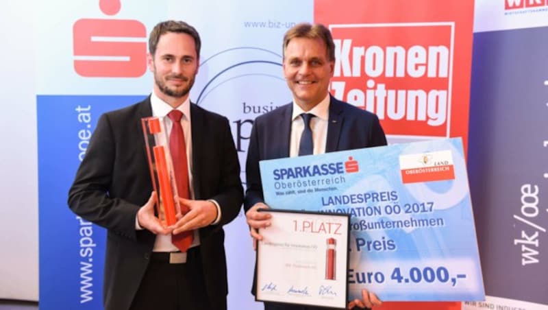 SKF-Geschäftsführer Franz Hammelmüller (r.) und Georg Deinhofer nahmen den Award mit nach Steyr. (Bild: Markus Wenzel)