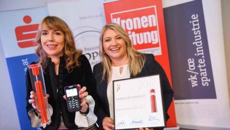 Eveline Pupeter und Karin Schaumberger (r.) von Emporia mit dem Jurypreis für das Geschäftsmodell. (Bild: Markus Wenzel)