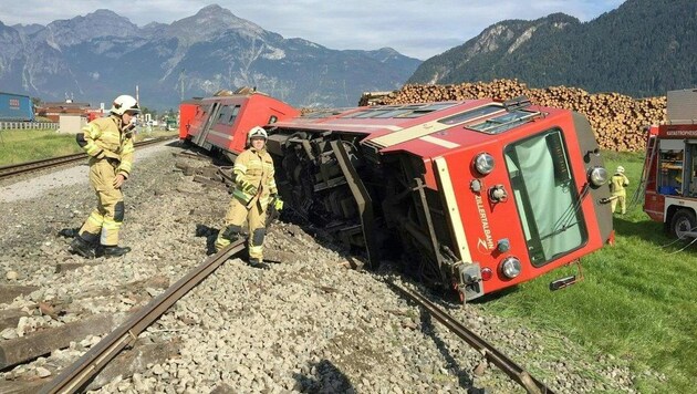 Der letztgereihte Waggon der Bahn kippte beim Unglück um. (Bild: Zoom.Tirol)