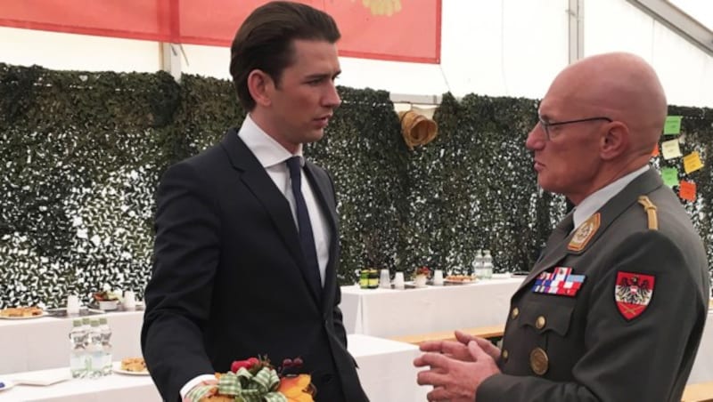 Kanzler Sebastian Kurz mit Generalstabschef Othmar Commenda (Bild: APA/SUSANNE PULLER)