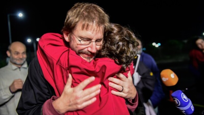 Peter Steudtner umarmt eine seiner Kolleginnen nach seiner Freilassung. (Bild: APA/AFP/YASIN AKGUL)