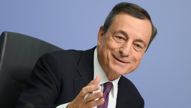EZB-Chef Mario Draghi stellt sich auf einen längeren Kampf gegen die niedrige Inflation ein. (Bild: APA/dpa/Arne Dedert)