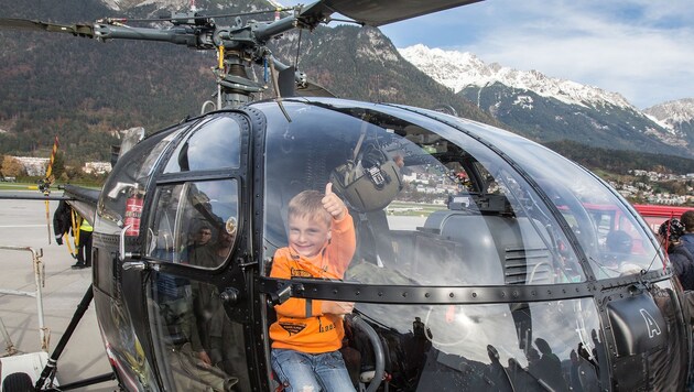 Im Cockpit des Hubschraubers Alouette III durfte der 5-jährige Maximilian Platz nehmen. (Bild: Christian Forcher)