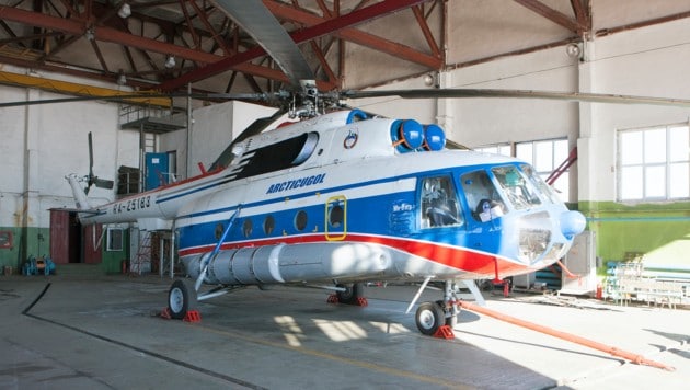 Dieser Hubschrauber (hier in einem Hangar) ist vor der norwegischen Insel Spitzbergen abgestürzt. (Bild: AP)