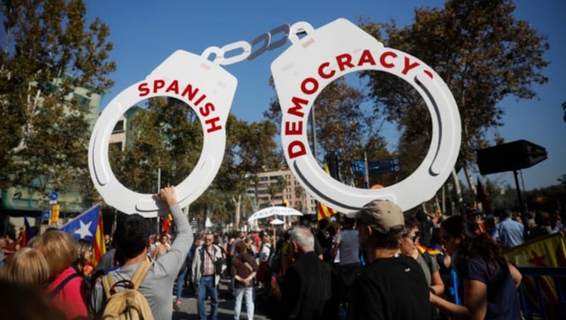 Protestierende vor dem katalanischen Parlament in Barcelona (Bild: AP)