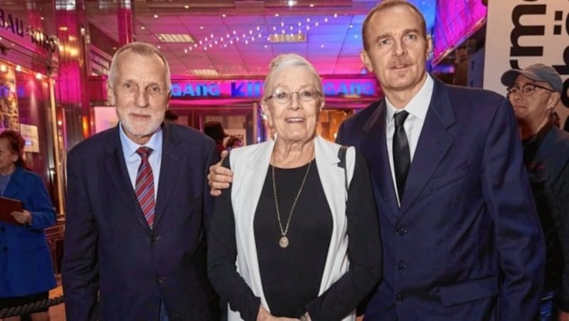 Vanessa Redgrave umringt von Franz Schwartz und Sohn Carlo Nero. (Bild: Starpix/ Alexander TUMA)