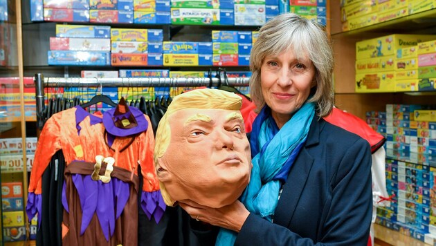 Ulrike Zechel punktet mit ihren â01Egruseligenâ01C Donald Trump-Masken. (Bild: © Harald Dostal / 2017)