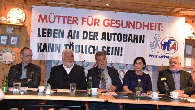 Fritz Gurgiser (Mitte) und Anrainer machen auf den "Lärm-Terror" an der Autobahn aufmerksam. (Bild: Transitforum)