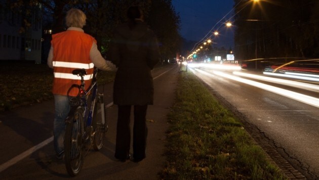 Ein starker Kontrast: Die Dunkelheit macht schlecht gekleidete Fußgänger fast unsichtbar (Bild: LPD/Salzburg)