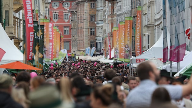 Zig-Tausende sind beim Aufsteirern in der City. Wie verwundbar Graz ist, hat Amokfahrt gezeigt. (Bild: KRONEN ZEITUNG)