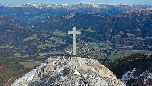 Das Gipfelkreuz befindet sich etwas unterhalb des Gipfels (Bild: Hannes Wallner)
