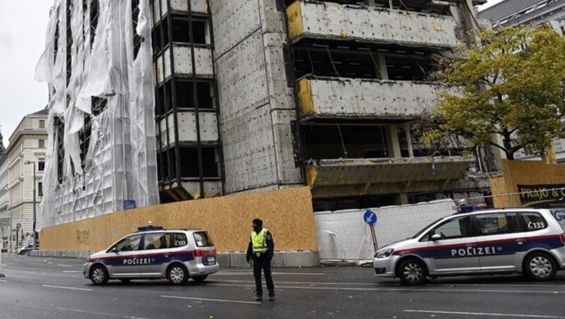 Polizeiabsperrung in der Wiener Landesgerichtsstraße wegen Sturmschäden an einer Baustelle (Bild: APA/Hans Punz)