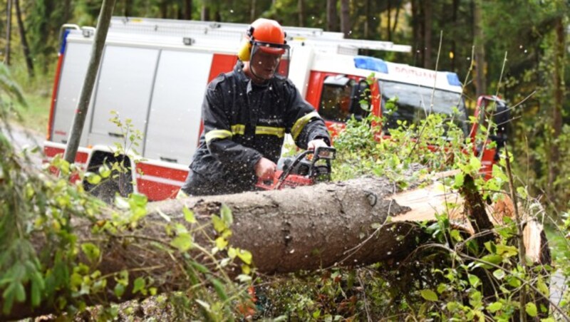 Feuerwehren im Bezirk Gmunden arbeiten fieberhaft daran, die Straßen wieder frei zu machen. (Bild: APA/SPITZBART)