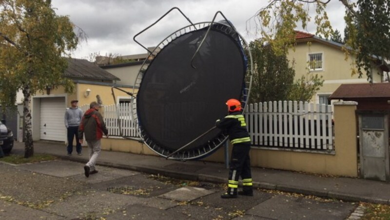 Die Feuerwehr Wiener Neudorf musste ein verwehtes Trampolin sichern. (Bild: APA/FF-WR-NEUDORF.AT/DERKITS)