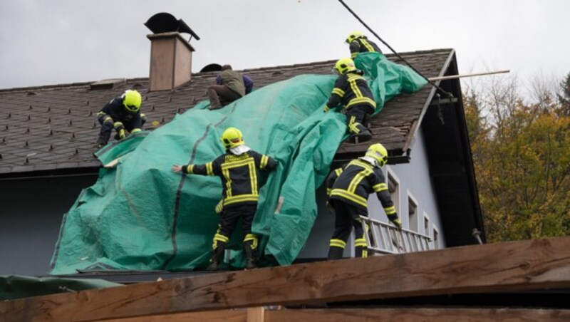 In Oberösterreich hat der Sturm zahlreiche Dächer abgedeckt. (Bild: FOTOKERSCHI.AT/WERNER KERSCHBAUM)