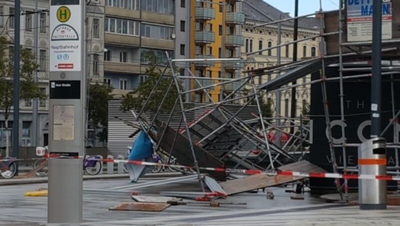 Am Wiener Hauptbahnhof hat der Sturm ein Baugerüst zu Fall gebracht. (Bild: wienweitmedien.com)