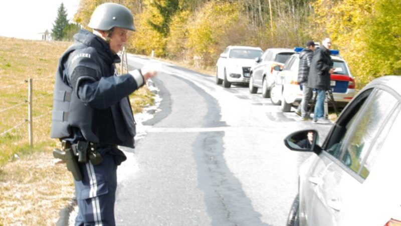 Einsatzkräfte bei einer Fahrzeugkontrolle nahe des Tatorts in Stiwoll (Bild: APA/ELMAR GUBISCH)