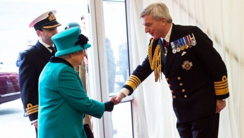 Da hatte er noch Grund zur Freude: Sealord Philip Jones mit Queen Elizabeth II. (Bild: EPA)