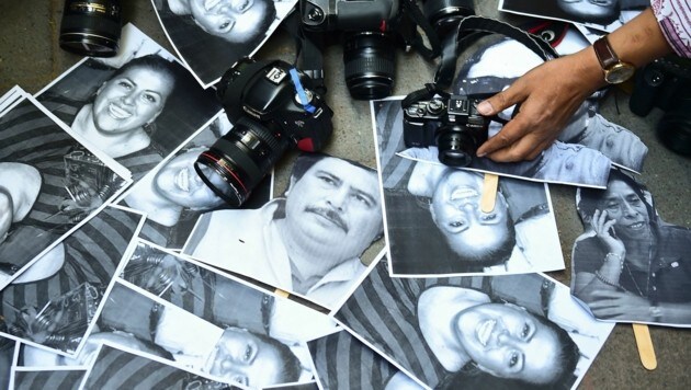 Journalisten protestieren in Mexiko mit Fotos ermordeter Kollegen (Bild: APA/AFP/RONALDO SCHEMIDT)