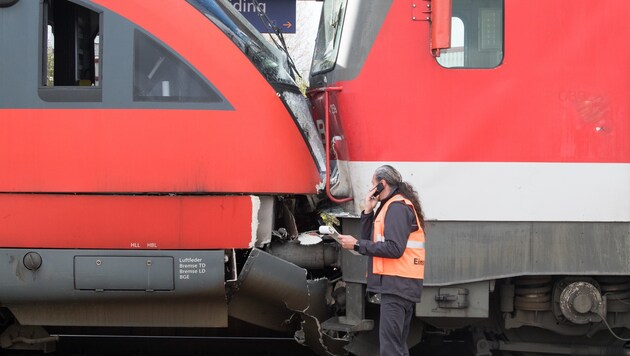Die Geistergarnitur krachte gegen den Personenzug: mehrere 100.000 Euro Sachschaden. (Bild: FOTOKERSCHI.AT/KERSCHBAUMMAYR)