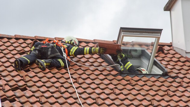 "Herwart" deckte viele Dächer ab. Die Feuerwehren waren im Dauereinsatz. (Bild: Jack Haijes)