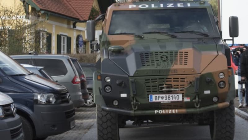 Ein gepanzertes Fahrzeug der Polizei in Stiwoll (Bild: APA/ELMAR GUBISCH)