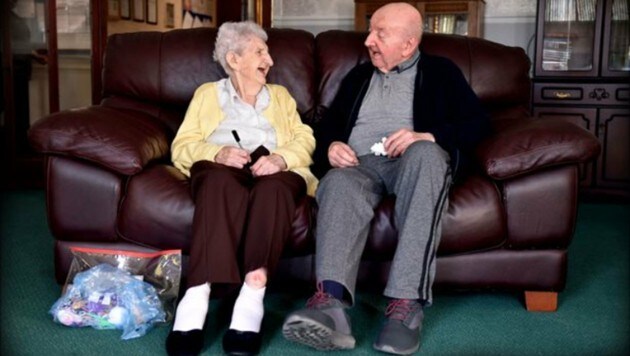 Ada Keating (98) ist zu ihrem Sohn (80) ins Altersheim gezogen. (Bild: Liverpool Echo)