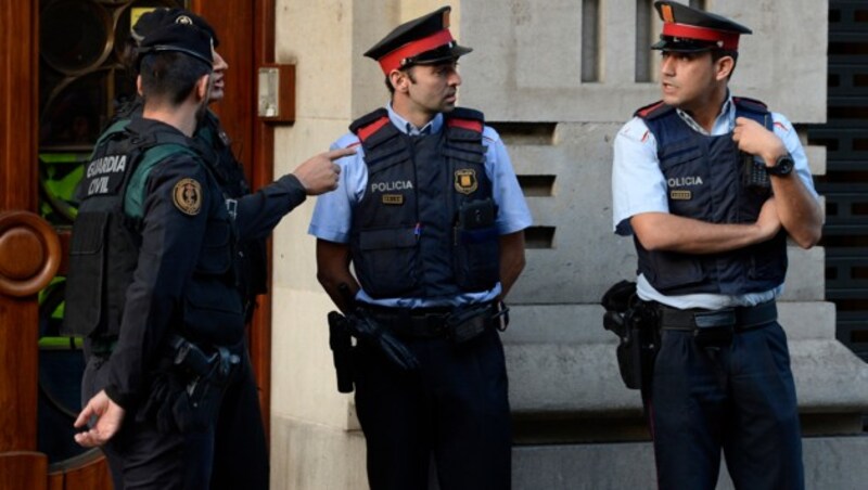 Einheiten der spanischen Guardia Civil vor dem Hauptquartier der katalanischen Polizei (Bild: AFP)