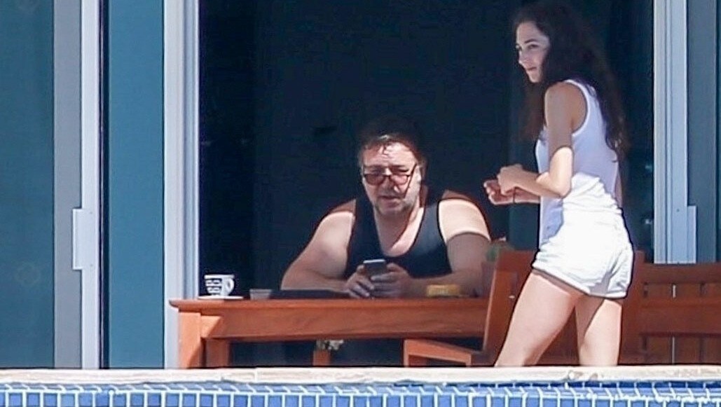 Was ist da los? - Russell Crowe im Urlaub mit junger Frau ...