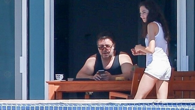Russell Crowe im Urlaub mit junger Frau (Bild: www.PPS.at)